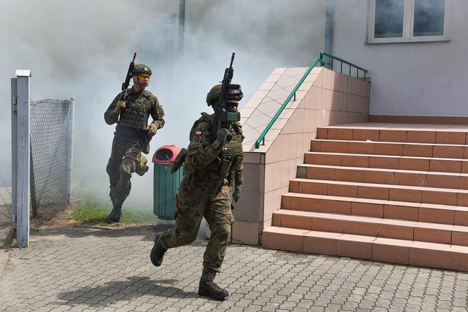 Efektowne ćwiczenia WOT w Czernikowie pod Toruniem. "Scenariusz zakładał atak przeciwnika na szkołę z kilkudziesięcioma uczniami"