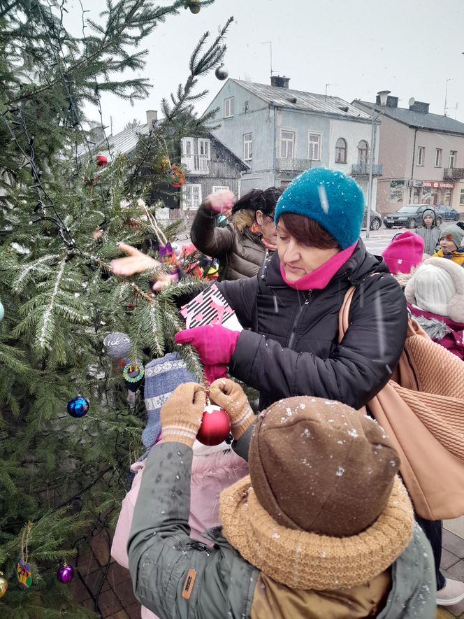 Na rynku w Mordach stanęła choinka