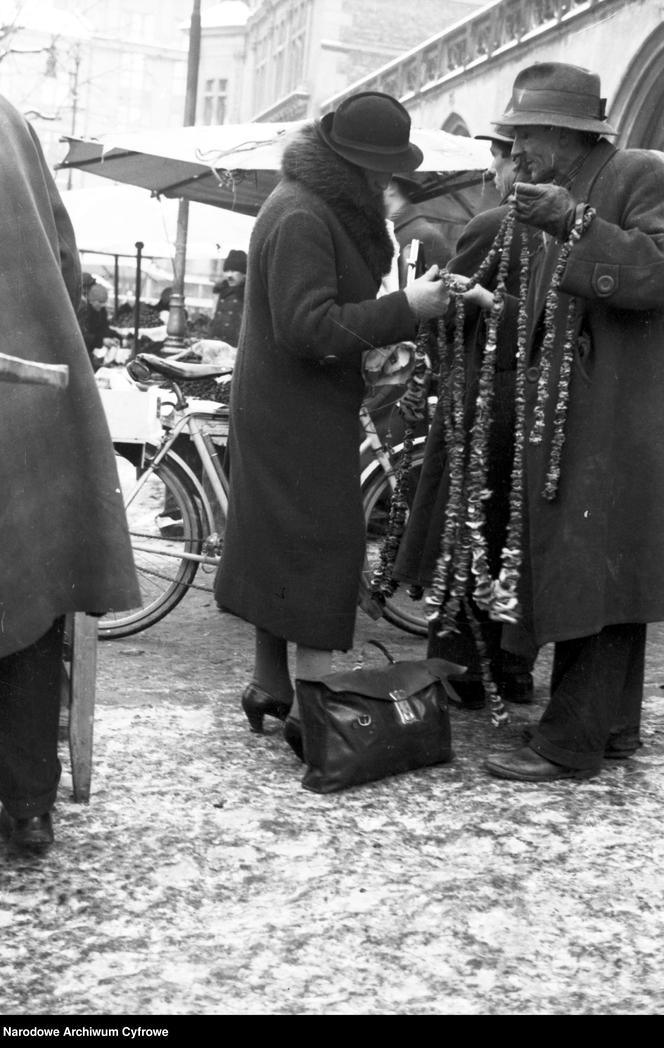 Przedświąteczny handel uliczny w Krakowie w latach 30.