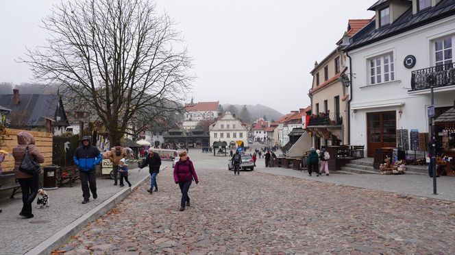 Mglisty Kazimierz Dolny w obiektywie. Miasteczko nad Wisłą przyciąga turystów nawet późną jesienią