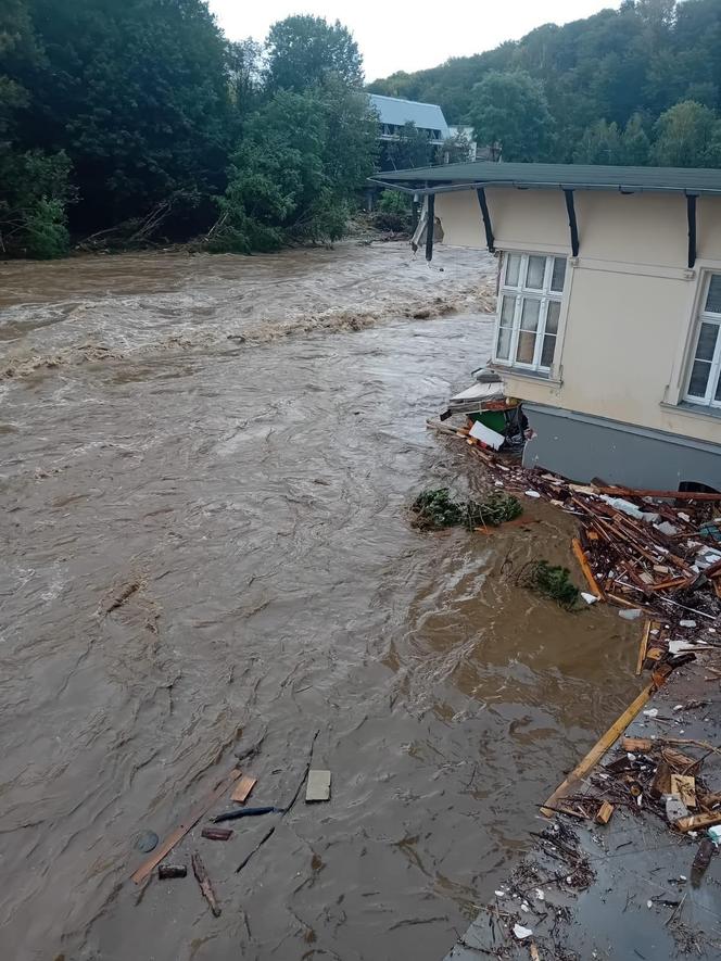 Rzeka w Głuchołazach porwała ścianę kaplicy bł. Luizy Merkert w Ośrodku "Skowronek"