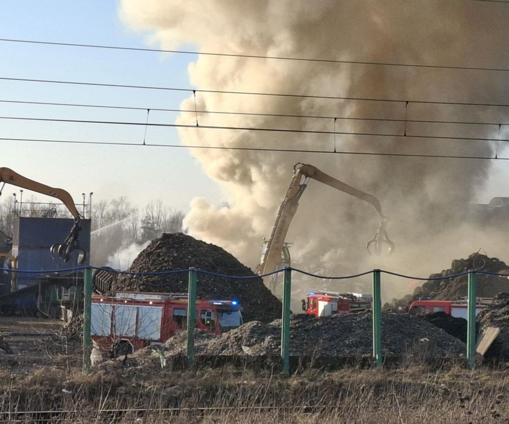 Pożar w zakładzie przetwórstwa odpadów w Przysiece Polskiej (ZDJĘCIA)