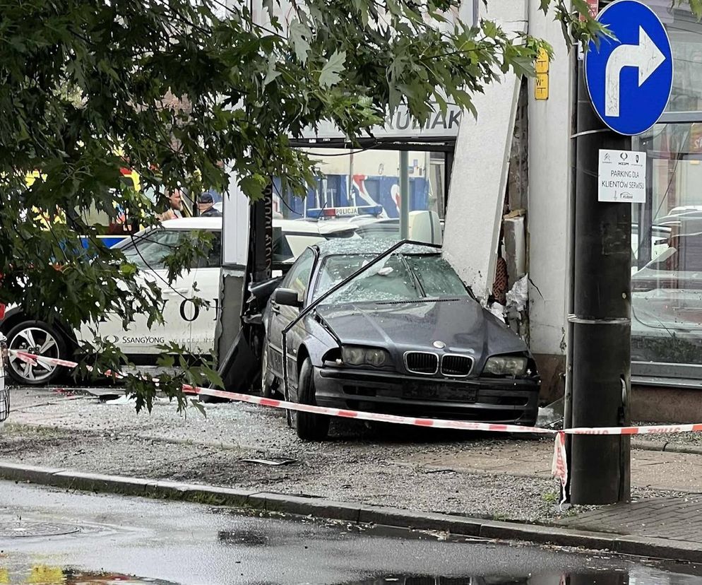 BMW wbiło się w... ścianę salonu samochodowego. Jedna osoba w szpitalu
