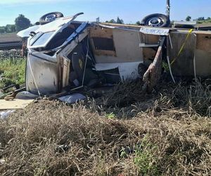Tragiczny wypadek kampera na przejeździe kolejowym w Gronówku