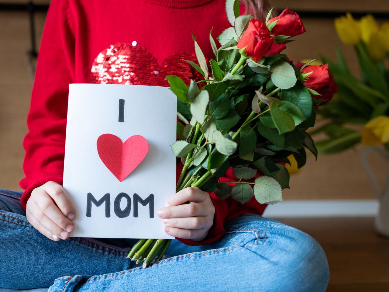 Prezent dla mamy: co warto kupić mamie? TOP 7 prezentów dla mamy 