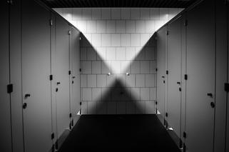 Kraków: ZWŁOKI mężczyzny znalezione w miejskiej toalecie. Znamy nowe fakty