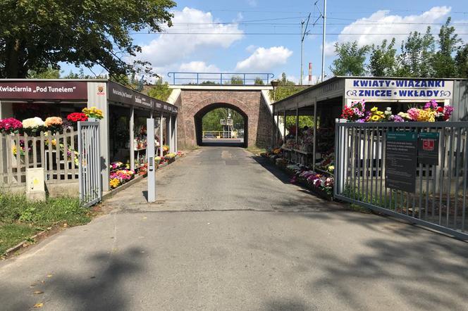 Urzędnicy wypowiedzieli umowy, jednak po oburzeniu najemców postanowili się wstrzymać. Chodzi o osoby handlujące kwiatami i zniczami na cmentarzach Junikowo i Miłostowo. 