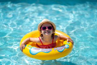 Akcesoria do nauki pływania - koniecznie zabierz je ze sobą na wakacje