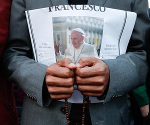 Modlitwa różańcowa za papieża Franciszka dzień po jego śmierci
