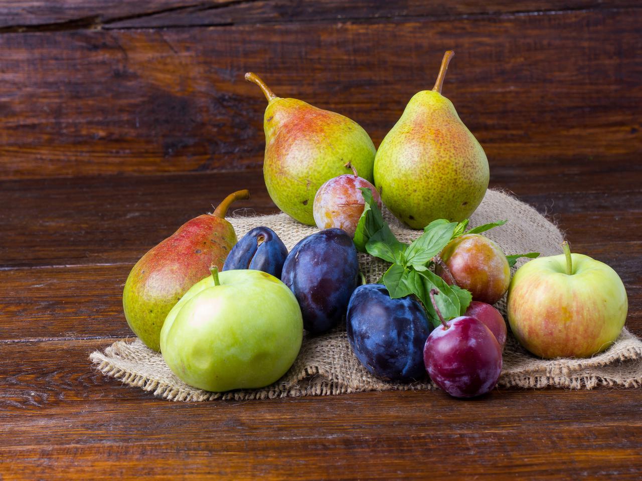 Deser z grilla: przepis na grillowane owoce - śliwki, jabłka, gruszki