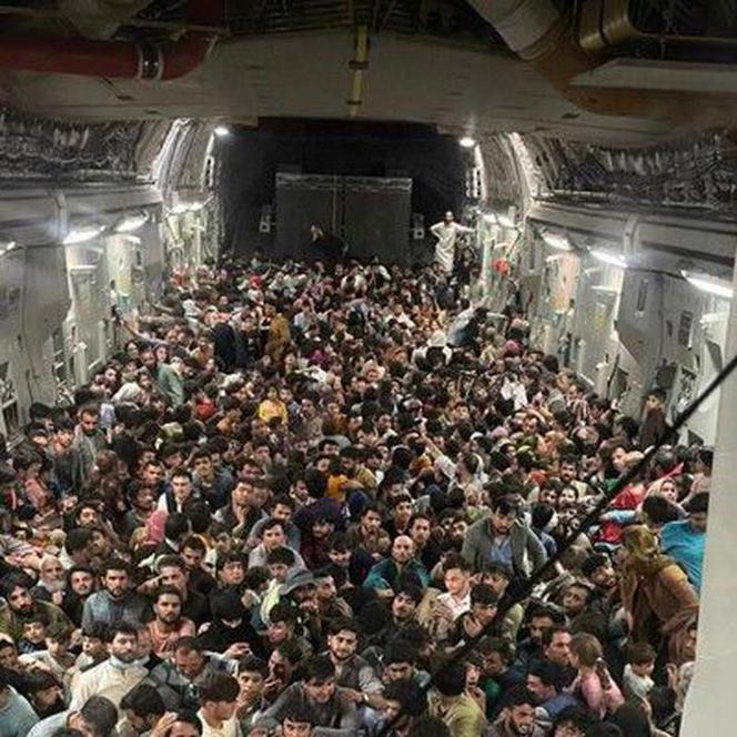 Kabul. W samolocie było aż 640 PASAŻERÓW! Afgańczycy ściśnięci siedzieli na podłodze [ZDJĘCIA]