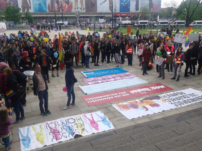 21 postulatów na krakowskim Marszu Równości, narodowcy odpowiedzieli swoimi hasłami.