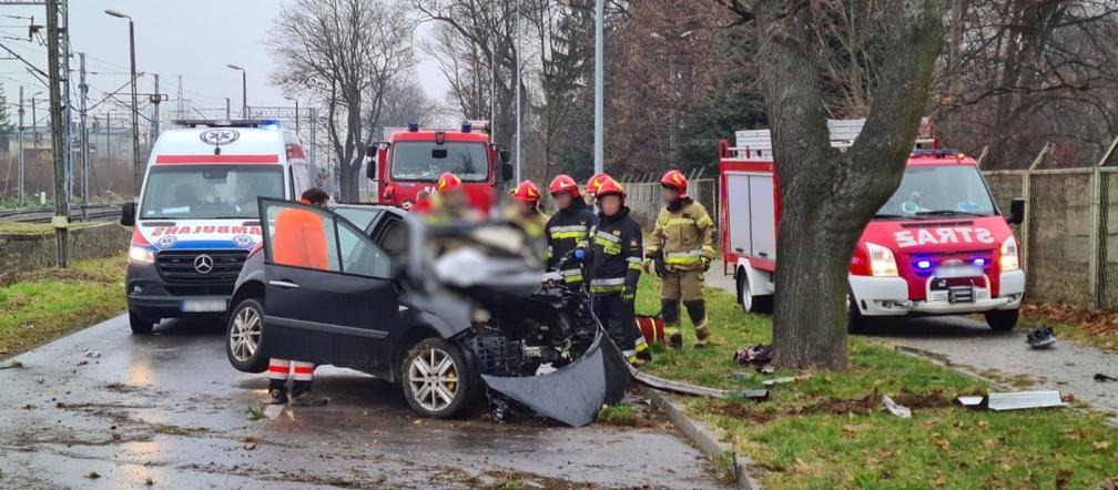 Wypadek w Koniecpolu: 18-latek roztrzaskał się na drzewie