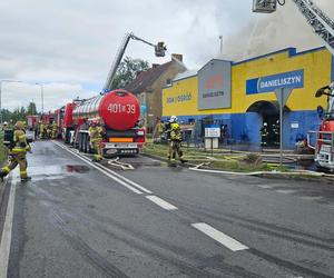 Pożar sklepu z materiałami budowlanymi w Żaganiu. Kilkanaście zastępów walczy z ogniem!	