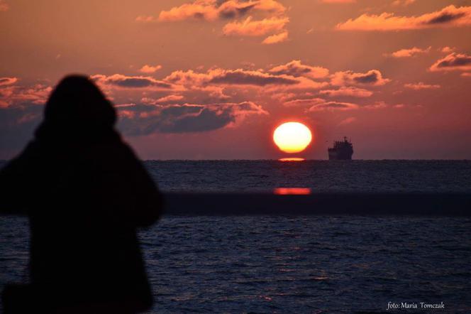 Wspaniały wschód słońca nad morzem! Te zdjęcia trzeba zobaczyć [GALERIA]