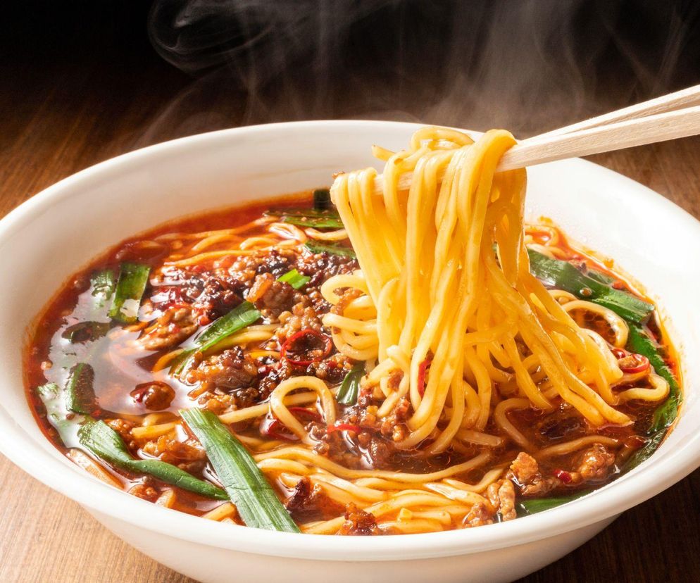 Makaron ramen z kurczakiem i warzywami. Pyszny obiad w azjatyckim stylu w mniej niż 30 minut