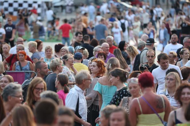 Potańcówka pod Teatrem Śląskim w Katowicach. Tłumy wręcz oszalały ZDJĘCIA