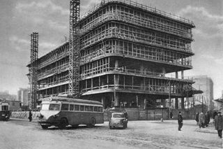 Trolejbus linii 51 wyjeżdżający z ul. Brackiej w kierunku placu Trzech Krzyży, 1950