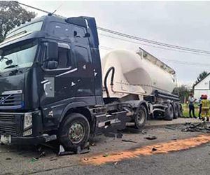 Wypadek trzech pojazdów na DK79 w Ożarowie. Kierowców dwóch ciężarówek i BMW zabrały karetki