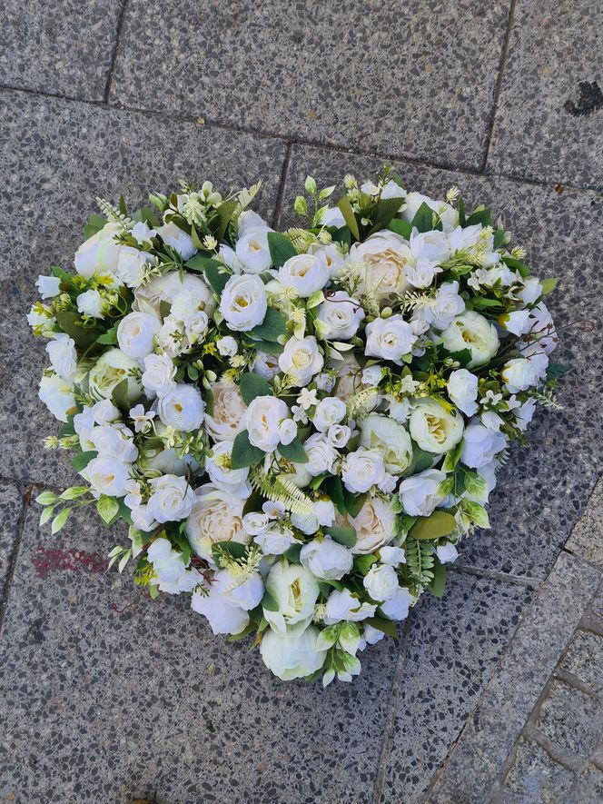 Chryzantemy wciąż drogie? Ekspert od kwiatów wyjaśnia, dlaczego ceny rosną i jak udekorować grób bez przepłacania