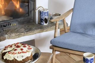 Kominek na drewno w salonie