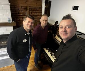 Król disco polo szlifuje grę na pianinie w towarzystwie Sebastiana Zysa