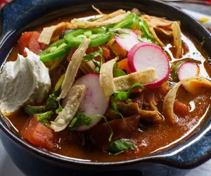 Kremowa zupa tortilla z kurczakiem -  cały obiad na jednym talerzu