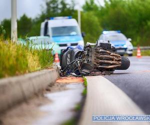 38-latek uderzył w bariery, motocykl rozpadł się na dwie części