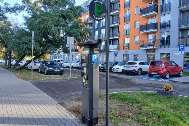 W Bydgoszczy są już nowe parkomaty, ale nie działają. Kierowcy czekają, bo mają dość szukania drobnych