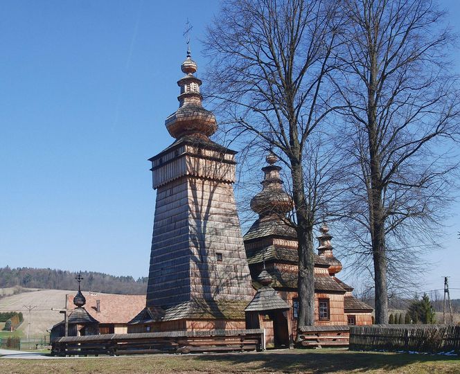 To dawna małopolska wieś rycerska. Znajduje się w niej najpiękniejsza łemkowska cerkiew