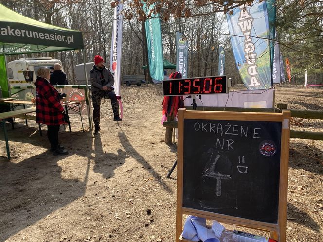 Biegli, aż na trasie został jeden zawodnik. Ponad 60 śmiałków na starcie zawodów pod Olsztynem