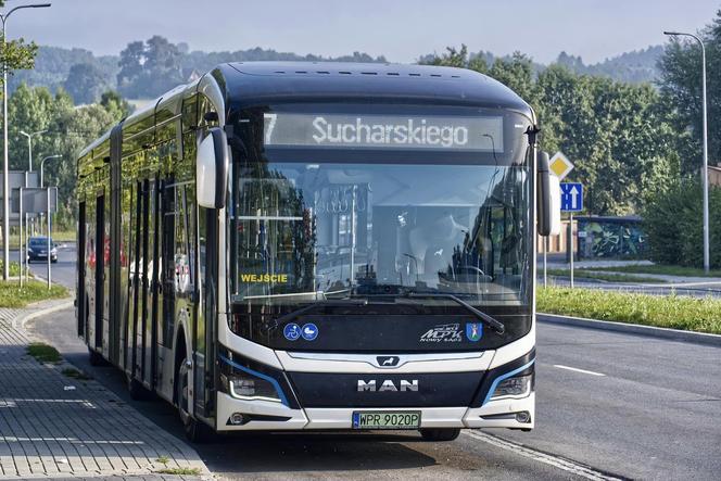 Przegubowy autobus na ulicach Nowego Sącza 