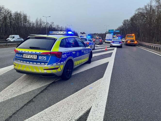 Wypadek na A4. 19-letni kierowca peugeota uderzył w bariery energochłonne