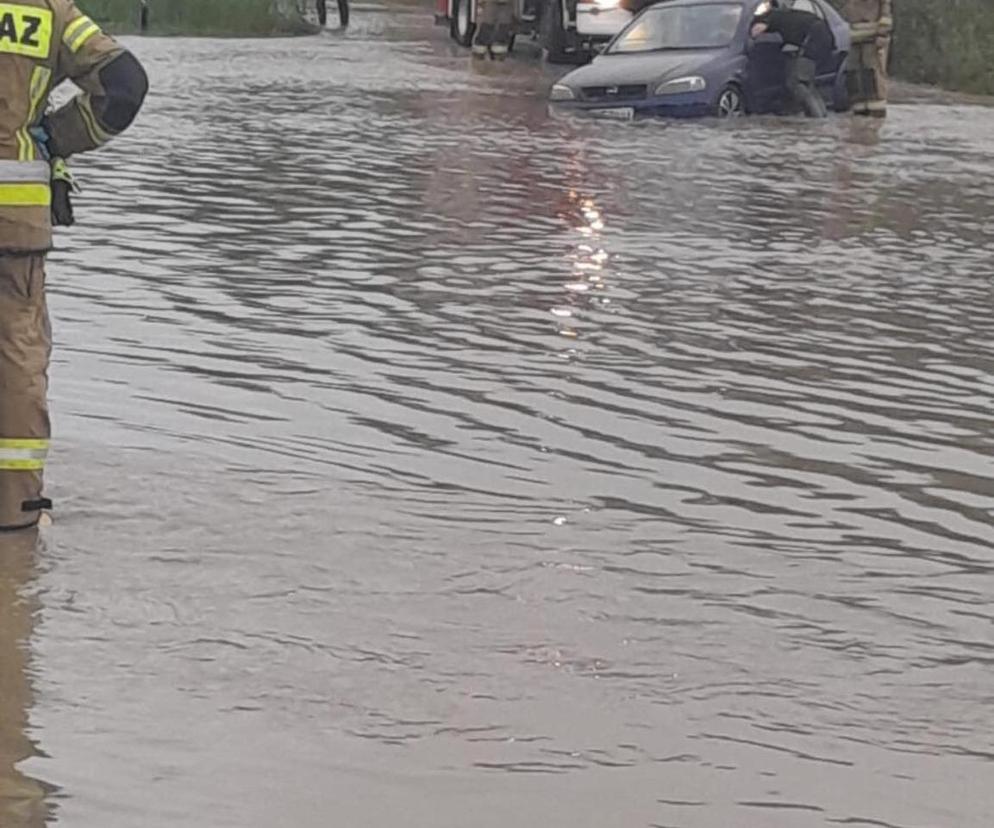 Mieszkanka Jastrzębia-Zdroju wracała z działek w Mszanie. Jej auto porwał nurt rzeki