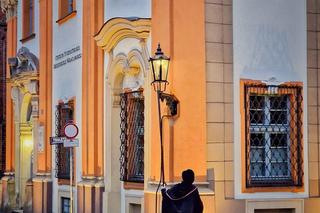 Latarnik na Ostrowie Tumskim we Wrocławiu. To wyjątek na skalę Europy. Kiedy można go spotkać? 