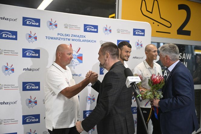 Kibice w szoku! Czekali na siatkarzy, a tu nagle wyszli polscy złoci medaliści