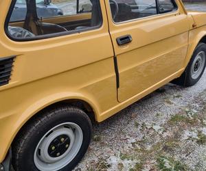 Wyjątkowy Maluch trafił do sprzedaży. To Fiat 126p z 1989 roku 