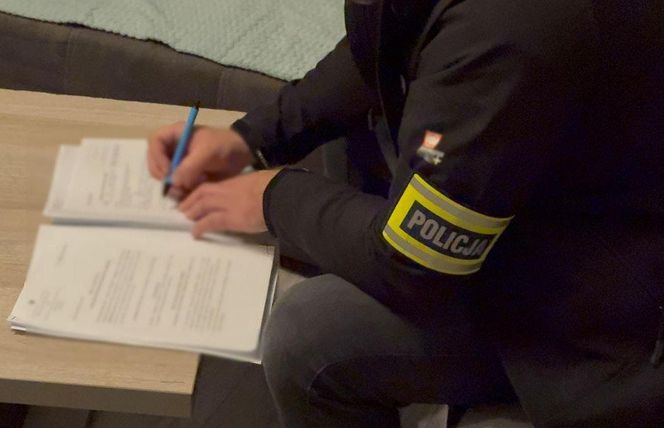 Policja rozbiła gang wyłudzający dotacje na szkoły