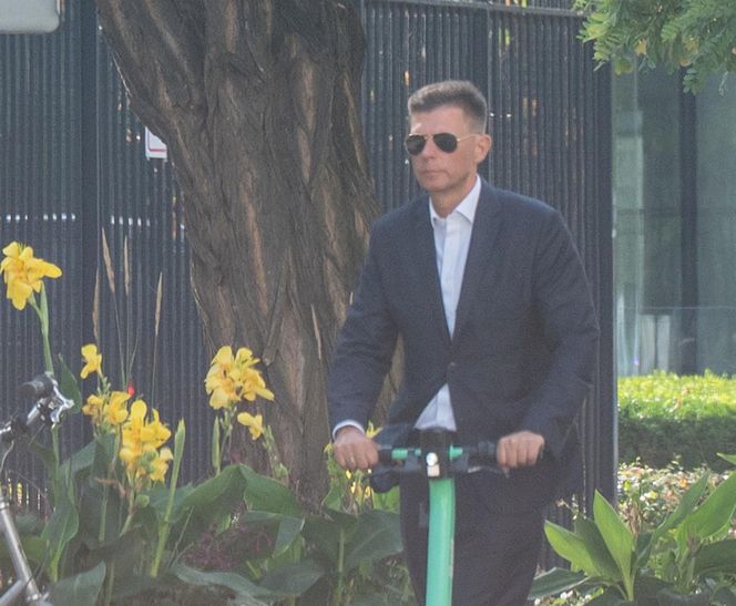 Ryszard Petru na hulajnodze