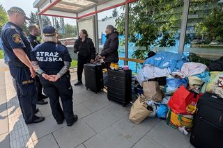 Ukrainki koczują na przystanku w Warszawie