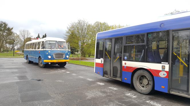 Kurs zabytkowym autobusem i rejs tramwajem wodnym