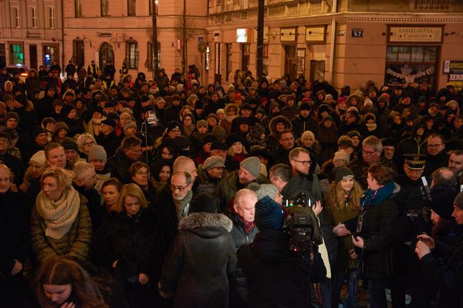 Lublin solidarny z Gdańskiem. Setki osób przed ratuszem