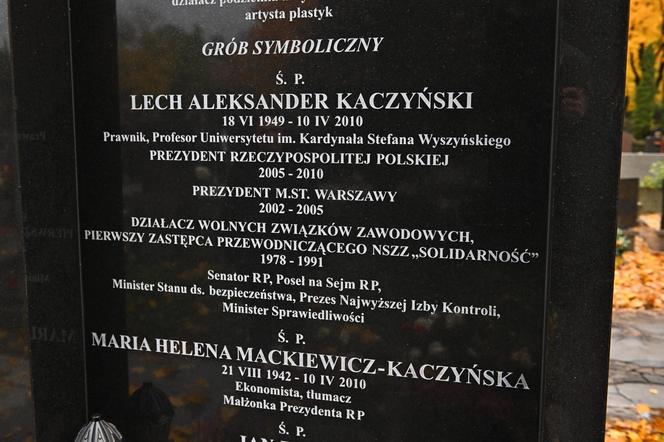 Grób Jadwigi Kaczyńskiej i symboliczny grób Lecha i Marii Kaczyńskich