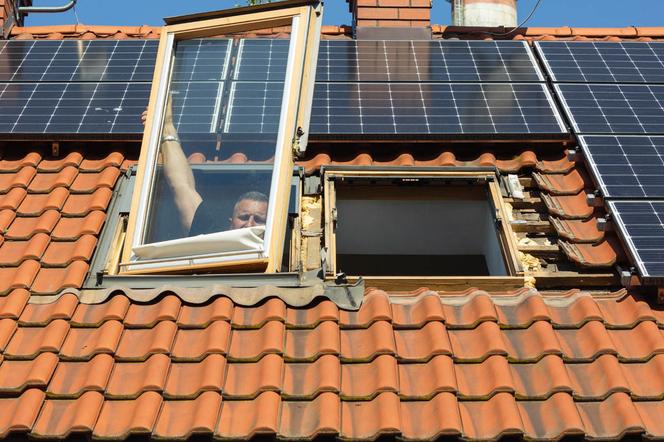 Stare okno dachowe do wymiany? Zobacz, jak prawidłowo zamontować okna w dachu i ile kosztuje wymiana okien