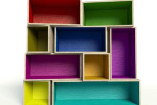 Kolorowe półki na książki ze skrzynek po owocach
