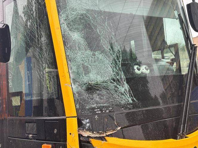 Dramatyczny wypadek w Warszawie. Młody kierowca śmieciarki wyleciał przez okno po zderzeniu z tramwajem