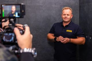 Wiesiek Skiba na planie programu Murator Remontuje