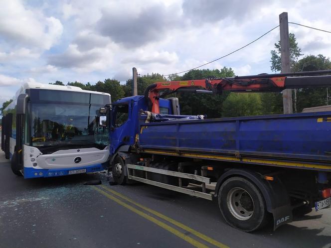 Wypadek autobusu z tirem w Rybniku