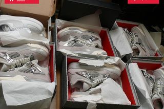 W Zabrzu przechwycono tuzin paczek z Azji. W środku 98 par podrabianego obuwia
