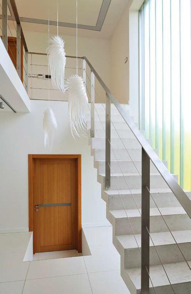 Szklana ściana doświetlająca klatkę schodową